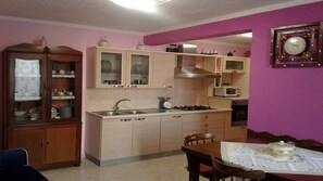 Fridge, microwave, oven, stovetop - Casa Rosa is located in the heart of Salento (Sogliano Cavour)
