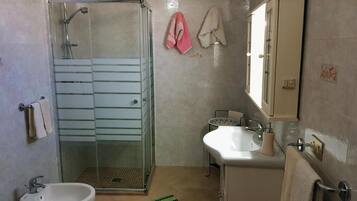 Dusche, Haartrockner, Bidet, Handtücher