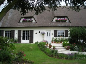 Exterior - Attractive Normandy gite in a rural location, yet easy reach of all amenities. (Saint-Paër)