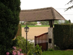 Property grounds - Attractive Normandy gite in a rural location, yet easy reach of all amenities. (Saint-Paër)