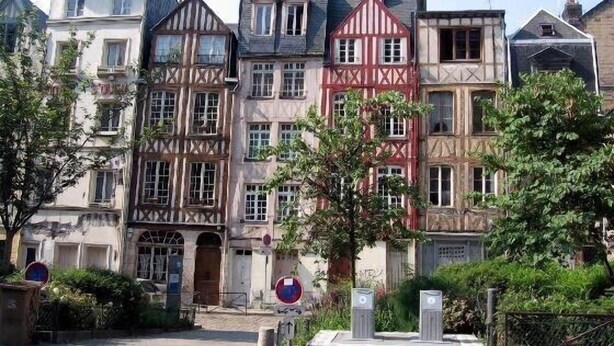 Een rij traditionele Europese gebouwen met vakwerk en steile daken.
