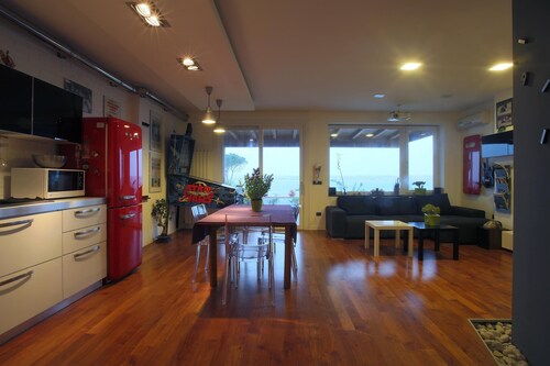 design villa on the sea with a splendid view of the Gulf of Syracuse