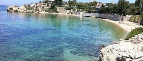 Una spiaggia nelle vicinanze