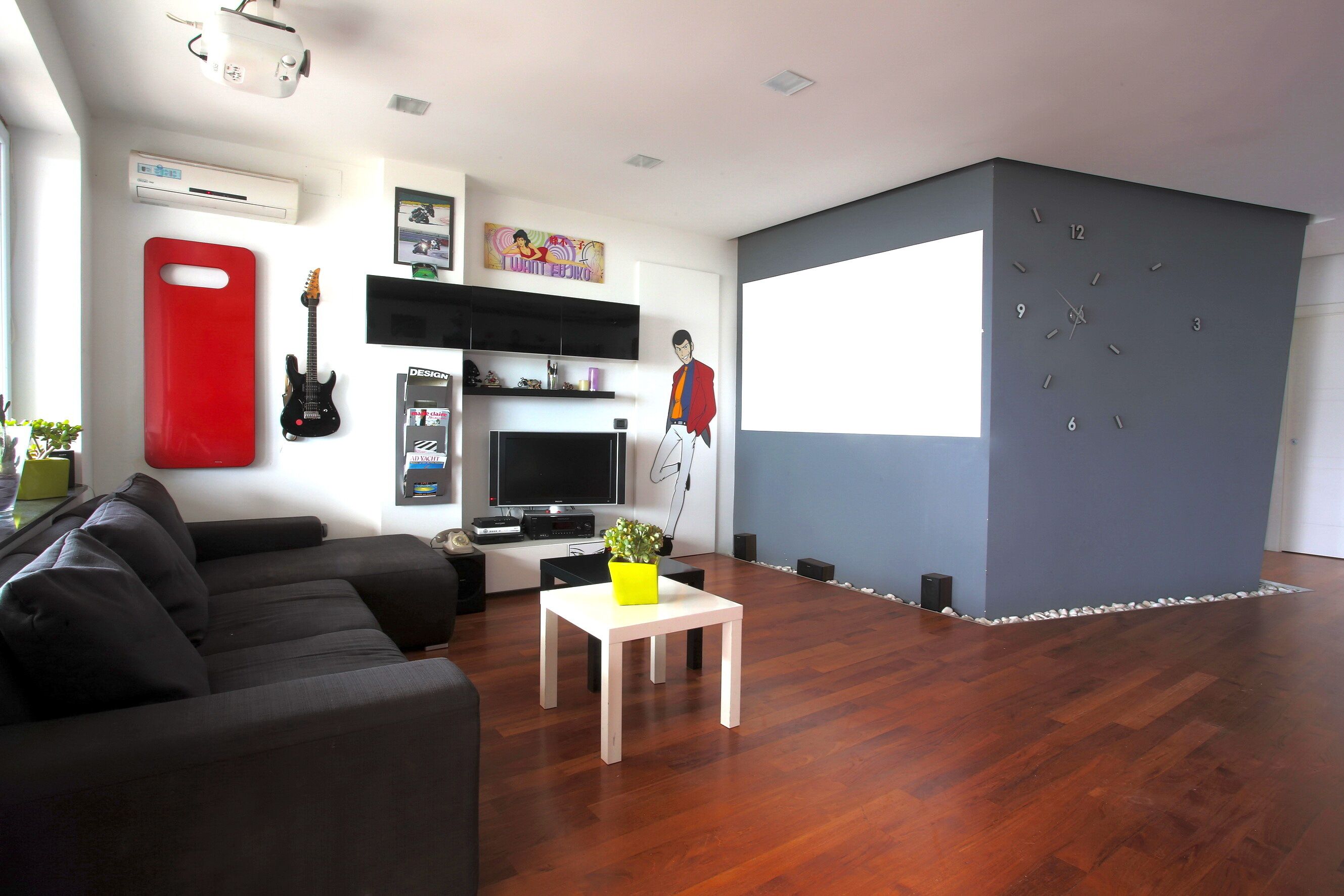 Una Smart TV, un reproductor de DVD, libros, un reproductor estéreo