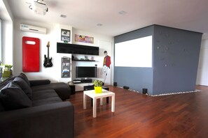 Älytelevisio, DVD-soitin, kirjoja, stereot