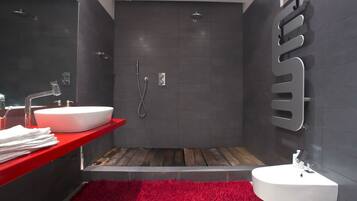 Dusche, Haartrockner, Bidet, HandtĂŒcher