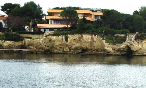 design villa on the sea with a splendid view of the Gulf of Syracuse