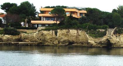 design villa on the sea with a splendid view of the Gulf of Syracuse