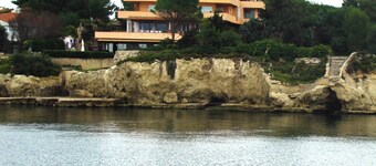 design villa on the sea with a splendid view of the Gulf of Syracuse