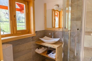 Combined shower/tub, hair dryer, towels, soap - Spectacular ski chalet in Bran, by Dracula's Castle, Carpathian Log Home 2! (Predeluț)