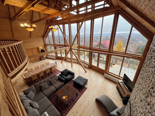 Spectacular ski chalet in Bran, by Dracula's Castle, Carpathian Log Home 2!