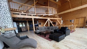 Smart TV, chimenea, reproductor de DVD y libros 
