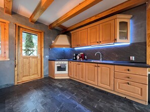 Fridge, microwave, oven, stovetop - Spectacular ski chalet in Bran, by Dracula's Castle, Carpathian Log Home 2! (Predeluț)