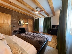 5 bedrooms, iron/ironing board, travel cot, free WiFi - Spectacular ski chalet in Bran, by Dracula's Castle, Carpathian Log Home 2! (Predeluț)