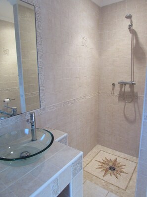 Combined shower/tub, hair dryer, towels