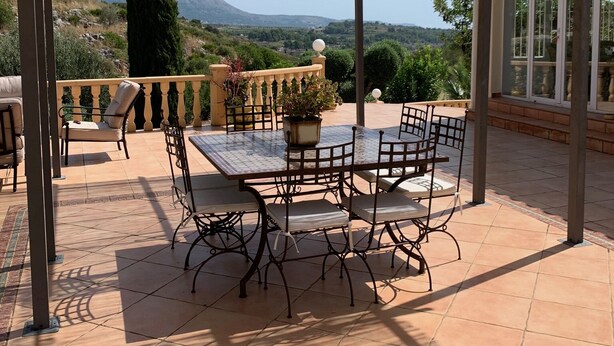 An outdoor patio with a pergola, a table with chairs, and a view of the landscape. - Rural villa with private outdoor pool, separate annexe and vast outdoor spaces (Gata De Gorgos)