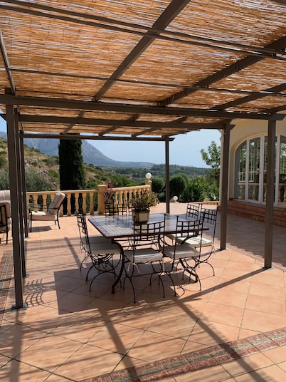 Rural villa with private outdoor pool, separate annexe and vast outdoor spaces