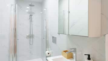 Combined shower/tub, hair dryer, bidet, towels