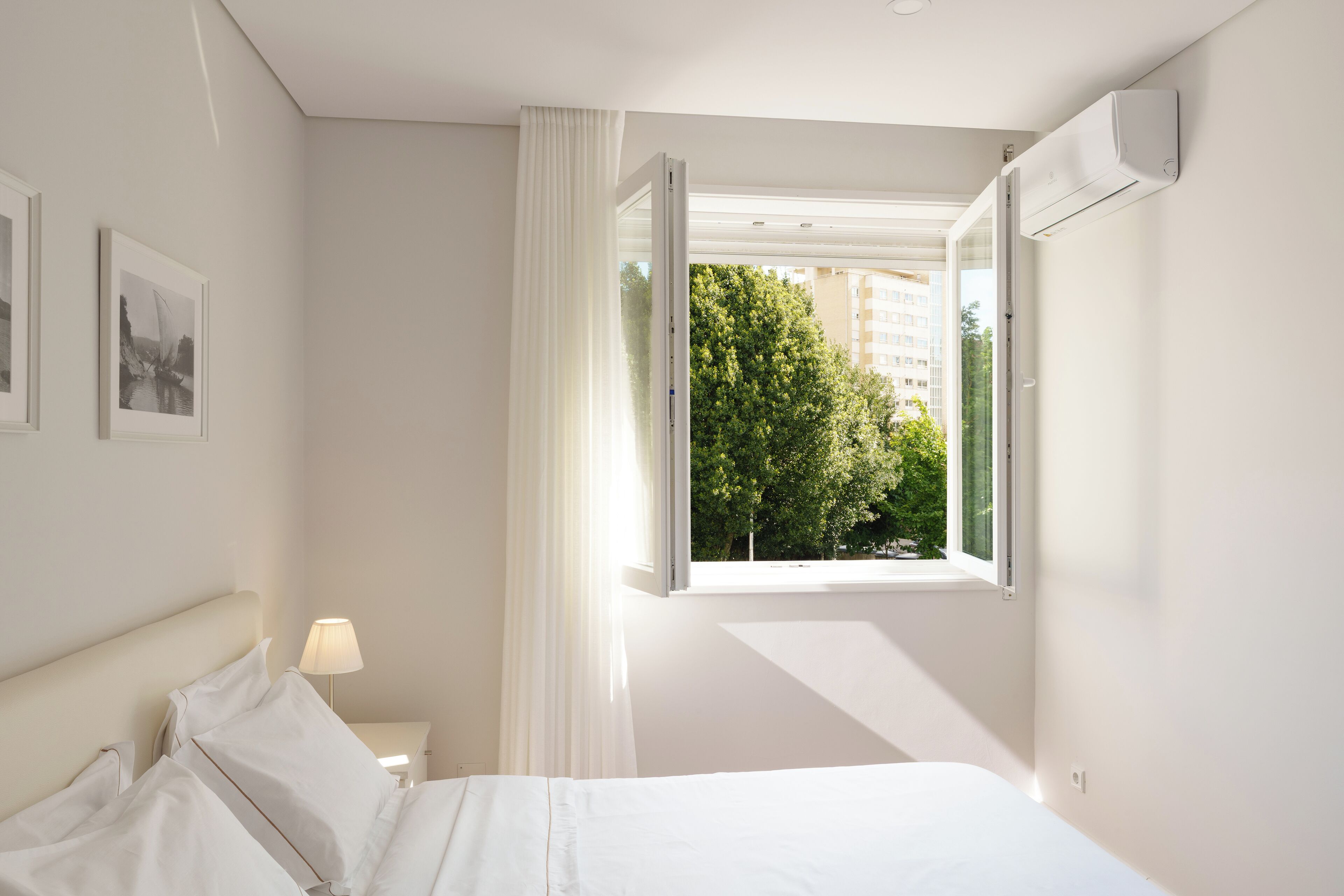 4 habitaciones, tabla de planchar con plancha, wifi y ropa de cama 