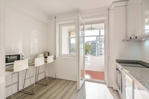 Frigorifero, microonde, forno, piano cottura