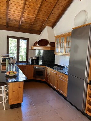 Jääkaappi, mikroaaltouuni, uuni, liesi