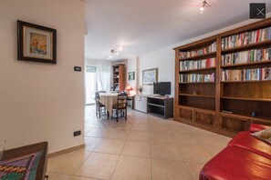 TV, books, music library - Rosé 60-terrace by the sea (Bari)