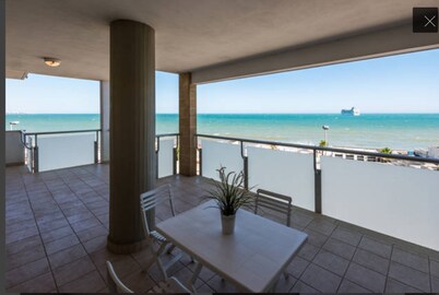 Rosé 60-terrace by the sea