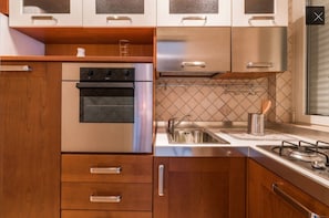 Fridge, oven, stovetop, dishwasher