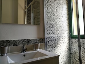 Een douche, een haardroger, handdoeken