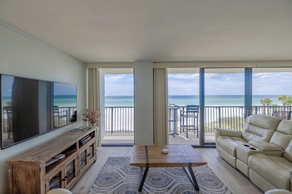 TV connectée, lecteur de DVD, livres, vidéothèque