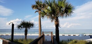 在海滩、沙滩椅、沙滩毛巾