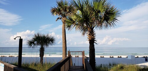 Luxury on the Beach, Floor to Ceiling Views Every Room, FREE Beach Service, W203