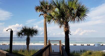 Impresionantes vistas al mar en cada habitación! Frente a la playa de lujo, 2 sillas de playa gratis