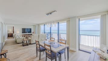 Smart-tv, een dvd-speler, boeken en een filmbibliotheek