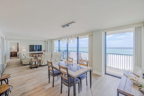 Beachfront Views in EVERY Room, 2 Master Suites FREE Beach Service Seachase W203