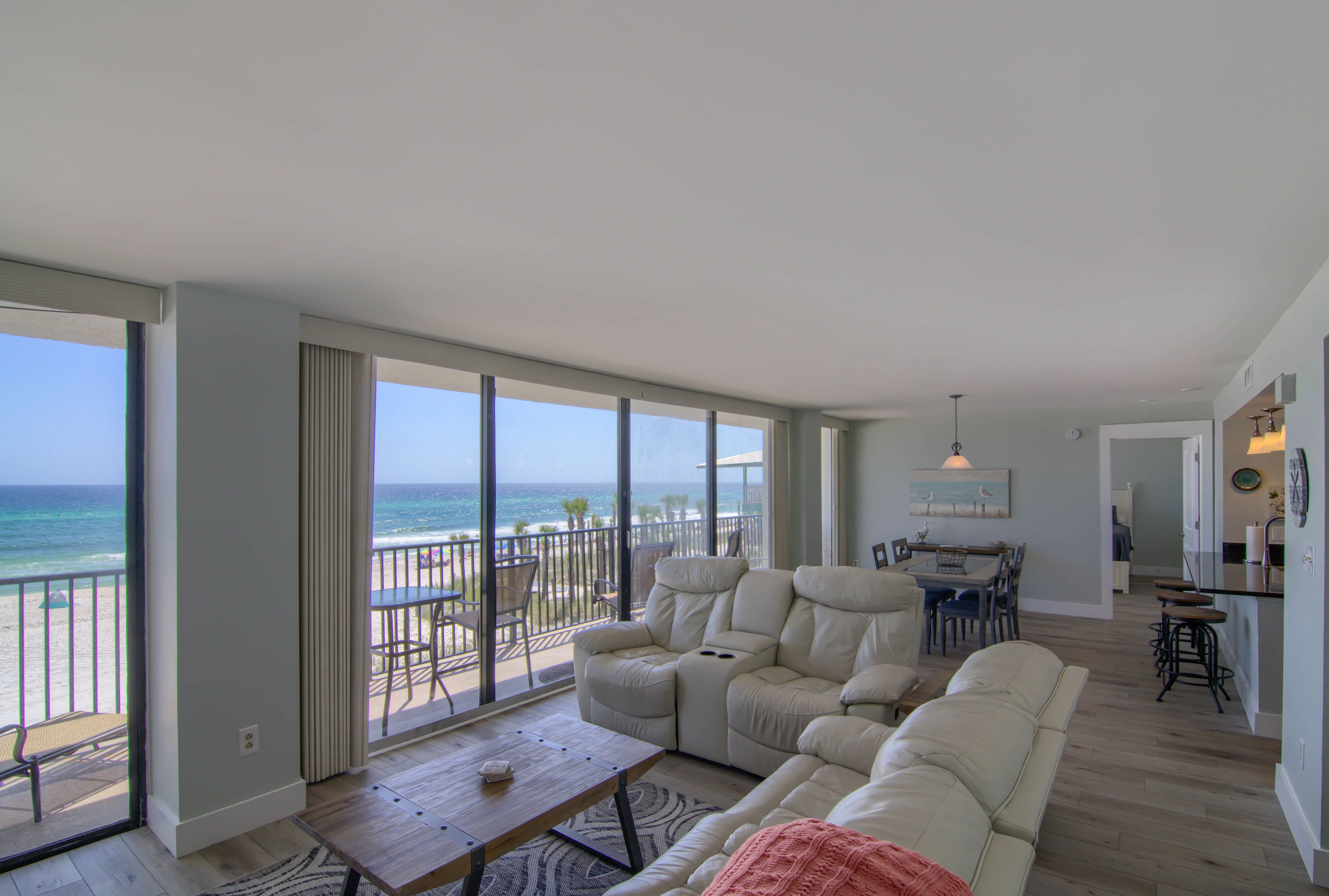 Luxury, Quiet Beachfront Views Every Room, FREE Beach Loungers&Umbrella! 2nd flr