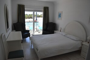 2 عدّة غرف نوم وخزنة داخل الغرفة ومكواة/لوح كي وسرير سفر