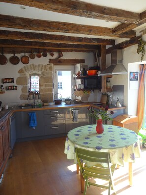 Réfrigérateur, four à micro-ondes, un four, surface de cuisson