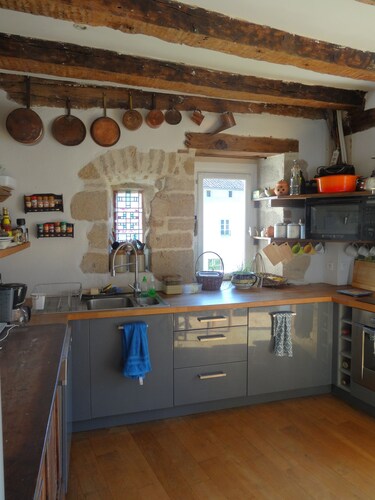  Stadthaus St. Jacques - Grünes Zimmer mit eigenem Bad im Zentrum von Eymoutiers.