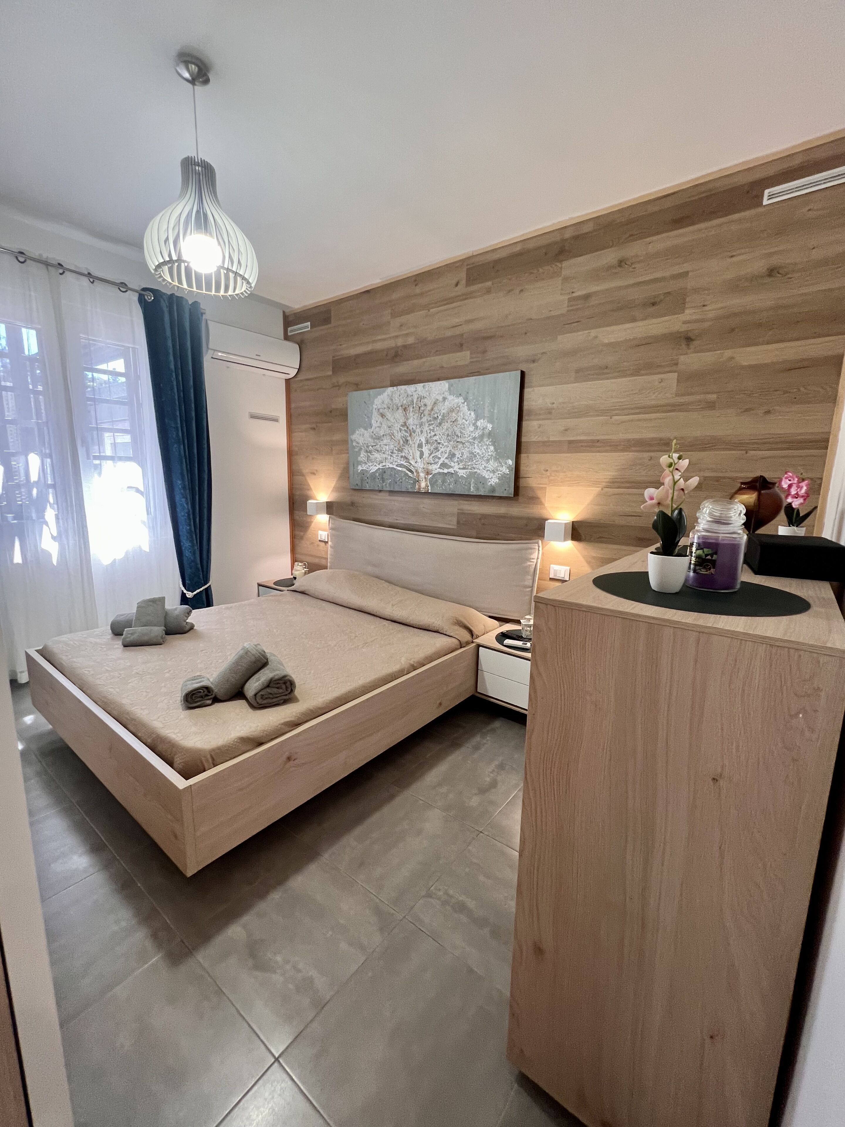 2 多间卧室、客房内保险箱、办公桌、熨斗/熨衣板