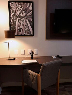 Minibar, in-room safe, desk, blackout drapes - Vila Business Hotel (Volta Redonda)