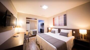 Minibar, caja de seguridad en la habitación y escritorio