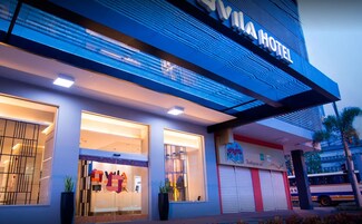 Un hotel con fachada moderna, ventanas amplias y un letrero destacado.