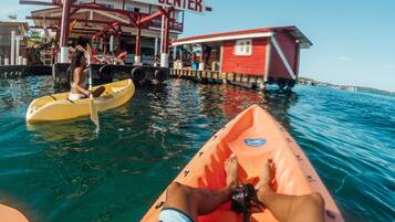Un bote atracado en un muelle, con un edificio en el fondo que dice "Bocas Dive Center".