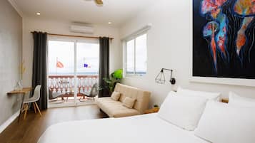 Suite, Sea View | Hypo-allergenic bedding, in-room safe, individually decorated, desk