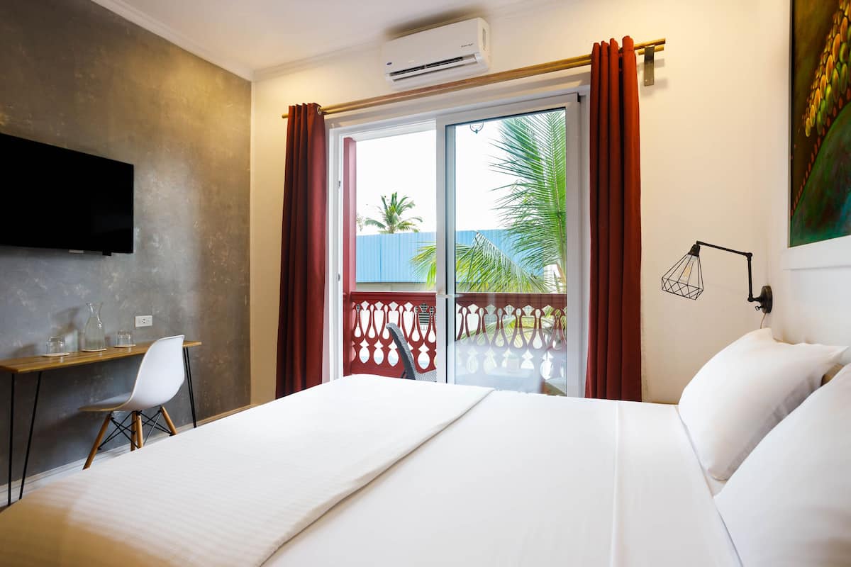 double room, balcony | street view