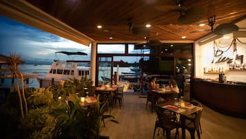 Se sirven comidas; con vista al mar