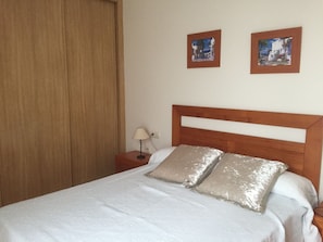 2 chambres, fer et planche à repasser, Wi-Fi, draps fournis