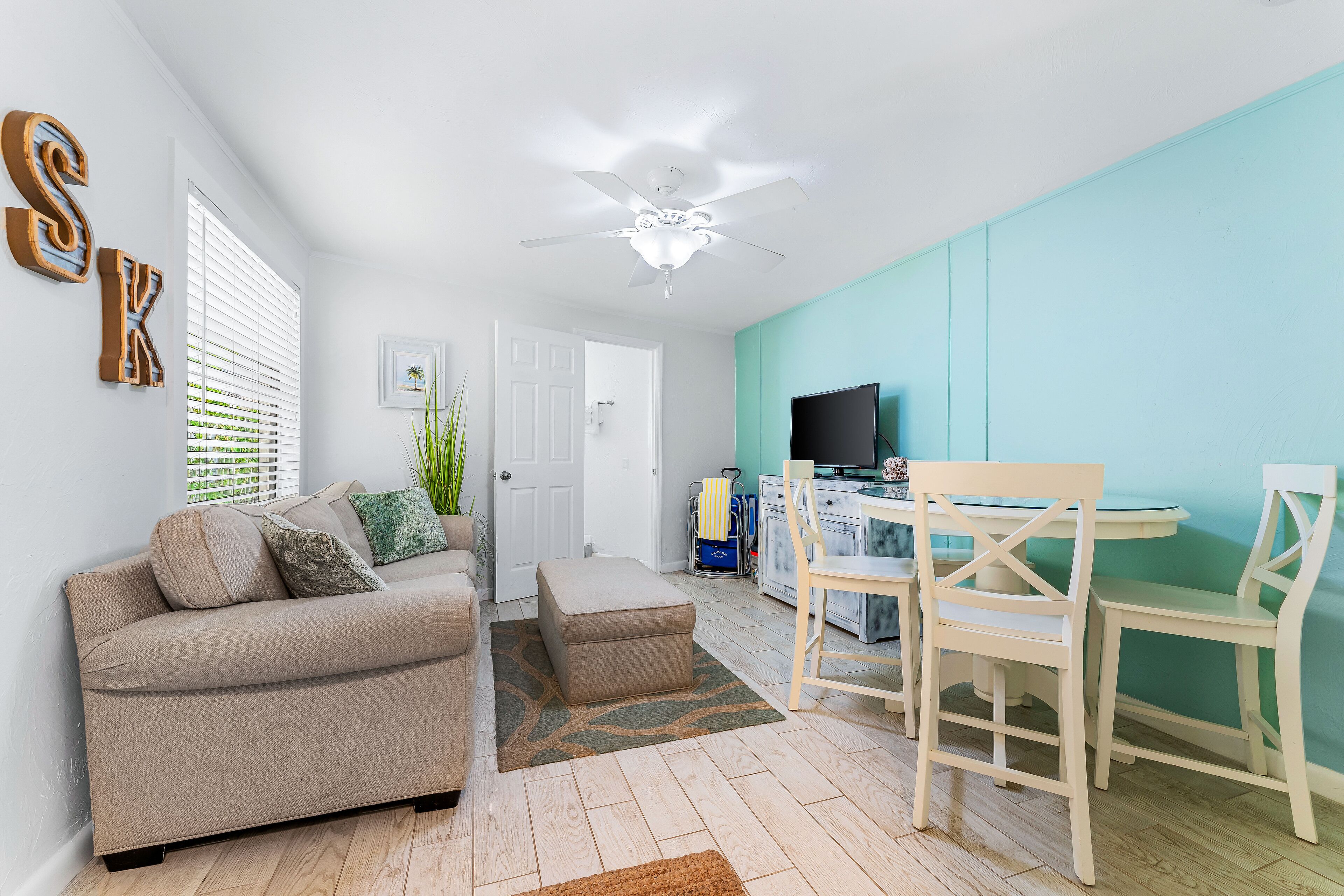 ดีลักซ์วิลล่า, 1 ห้องนอน, ลานระเบียง, ติดสวน | บริเวณนั่งเล่น | ทีวีจอแบน