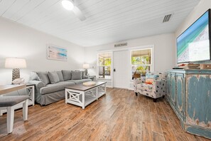 Villa, varias camas, vistas al complejo turístico (1128) | Zona de estar | Una televisión de pantalla plana